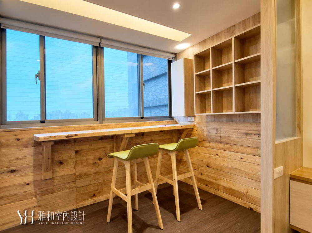 居家吧台設計-老屋木質風吧台原木層架跳色吧檯椅
